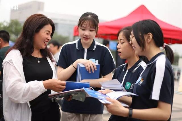 中職招生咨詢會現場火爆 升學就業雙軌并行，職業教育前景廣闊